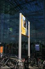u-bahnhoefe/28194/auf-der-rueckseite-einer-elektronischen-anzeige Auf der Rückseite einer elektronischen Anzeige findet sich dieser Aufkleber, der auf den Zugang zum U-Bahnhof verweist. Wenn man mit Gepäck unterwegs ist, könnte man das leicht übersehen (Berlin Hauptbahnhof, 08.08.2009)