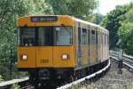 BVG 2938 (Typ F92) gehört zu einer Reihe von Doppeltriebwagen die zwischen 1992/93 gebaut wurden (Berlin Scharnweberstraße, 01.06.2008).