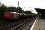 hgk/28848/hgk-2067--185-632-7-mit HGK 2067 / 185 632-7 mit einem Kesselwagen-Ganzzug erwischte eine richtig dunkle Wolke auf der Fahrt Richtung Bernau (NVR-Nummer 91 80 6185 632-7 D-HGK, Berlin Karow, 13.08.2009)