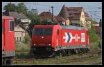 HGK 2057 / 185 589-9  MEV  fährt durch den Bahnhof um am Ende eines Stumpfgleises abzurüsten und dann den Feierabend zu geniessen (gesehen Angermünde 21.08.2010)