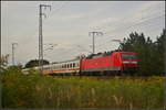 DB Fernverkehr 120 119-3 schob am spten Abend des 30.08.2017 einen IC Richtung Lichtenberg durch die Berliner Wuhlheide