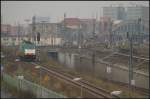 DB Fernverkehr 186 135-0 hat Rangiersignal und setzt sich vor den EC341 (gesehen Berlin Warschauer Straße 20.11.2010)