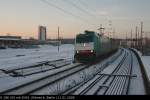 DB Fernverkehr 186 241 mit dem D 441  Berlin-Warschau-Express  am 11.01.2009 im verschneitem Bahnhof Erkner