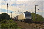 Bei bereits tiefstehender Sonne fuhr LTE Netherlands 186 355-4 mit einem Containerzug am 08.09.2018 am Abzweig Magdeburg-Eichenweiler vorbei.