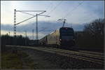 Am kalten und feuchten Morgen des 06.01.2018 fuhr die bei VTG Rail im Einsatz befindliche X4 E-877 / 193 877-8 mit einem Kesselwagenzug am Bü Wuhlheide in Berlin vorbei