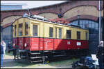 Vor Tor 10 des Haus 4, halb im Schatten, zeigte sich DR ET 188 521 Dre den Besuchern des 17. Dresdner Dampfloktreffen 2025. Der alte Triebwagen wurde gerne fotografiert und auch bestaunt, so das ein Bild ohne Personen fast unmöglich war.  Bahn und Menschen  gehören zusammen. Das Bild entstand am 12.04.2025 während des Besuchs vor Ort.<br>
<br>
Gebaut wurde der Triebwagen 1930 von Linke-Hoffmann-Busch Weimar (LHB). Eine Fabriknummer ist unbekannt. Ausgeliefert wurde er an die Schleizer Kleinbahn AG, Weimar (SK) die ihn als  GT 1  einsetzte. Im Jahr 1949 erfolgte die Umzeichnung in ET 188 521 durch die Deutsche Reichsbahn (DR). 1979 ging er an das Verkehrsmuseum Dresden (VMD). Im Jahr ging er dann als Leihgabe an die IG Bw Dresden-Altstadt e.V., wo er noch heute untergestellt ist.