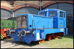 Die blaue DR V 15 1001 sonnte sich vor Haus 4 am Tor 6 in der Sonne, was während 17. Dresdner Dampflokfest am 12.04.2025 zu einem Foto einlud. Die Lok ist eine Leihgabe an die IG Bw Dresden-Altstadt e.V. Die Loks des Typs V 15 B wurden in großer Stückzahl gebaut und gingen an die Deutsche Reichsbahn und wurden als Werksloks eingesetzt.<br>
<br>
Gebaut wurde die Kleinlok Im Jahr 1959 von den VEB Lokomotivbau Karl Marx, Portsdam-Babelsberg. Im gleichen Jahr kam sie als V 15 1001, einer Nullserie, zur Deutschen Reichsbahn (DR). 1961 wurde sie an das Seifenwerk Riesa vermietet. Im Jahr 1962 kam sie als Werklok zu dem VEB Binnenhäfen Mittelelbe, Magdeburk wo sie als  5  geführt wurde. Die Lok war dort bis 1991 im Einsatz. 1991 ist sie in den Bestand des Verkehrsmuseum Dresden (VMD) aufgenommen worden und erhielt ihre ursprüngliche Nummer wieder.