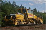 DB Bahnbaugruppe SSP 304 fuhr am 09.08.2017 alleine durch die Berliner Wuhlheide. Bei der Plasser & Theurer SSP 110 SW handelt es sich um eine Schotterplaniermaschine zum planieren von Gleisen und Weichen. Die SSP 110 SW ist mit einem Steilförderband und einem Silo ausgestattet. So besteht die Möglichkeit, dass die Maschine überflüssigen Schotter aufnimmt, im Silo bunkert und an fehlender Stelle wieder auslässt (VDM Nr 97 16 40 060 18-4)