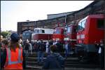 Blick entlang des Lokschuppens: 143 002, 211 001, 233 233, MEG 206, E40 128 und LOCON 007 (Bahnhofsfest Berlin-Lichtenberg 03.10.2010)