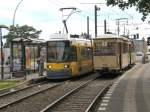Niederflurbahn und T24/B24-ZUg bei der Warschauer Br�cke, Berlin Juli 2009