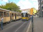 Linienzug der Linie M13, daneben Strassenbahnzug Typ T24 mit Beiwagen, Berlin Juli 2009