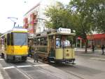 Tw 10 neben Linien-Tatra KT4D der Linie M13 zum Virchow-Klinikum, Berlin Juli 2009
