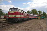 CLR 228 321 steht mit einigen Museumswagen der Magdeburger Eisenbahnfreunde auf dem dem Gelände der Magdeburger Hafenbahn (NVR-Nummer 92 80 1228 321-8 D-CLR, frei zugänglicher Standort)