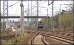 Unterhalb der südlichen Fußgängerbrücke stand in Berlin Schönefeld-Flughafen CFL 185 567-5 abgestellt.