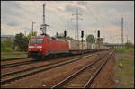 Mit Sattelaufliegern von DB Schenker kam am 14.05.2017 DB Cargo 152 006-3 durch den Bahnhof von (Berlin) Schönefeld Flughafen gefahren.