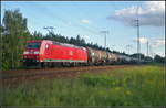 DB Cargo 185 053-6 fuhr mit einem Kesselwagenzug am 23.08.2017 durch die Berliner Wuhlheide