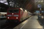 DB Fernverkehr 120 113-6 im Streiflicht stand mit dem IC 2154 nach Frankfurt/Main am Bahnsteig 9 in Leipzig Hbf, 15.10.2011