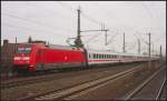 DB Fernverkehr 101 030-5 mit einem IC Richtung Halle Hbf (gesehen Halle Messe 26.11.2011)