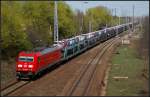 DB Schenker 185 398-5 mit neuen Kleintransportern von VW Richtung Süden (gesehen Berlin Genshagener Heide 10.04.2011)