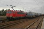 DB Schenker 155 151-4 schleicht hinter dem wartenen KeWa-Zug mit Neuwagen und anderen Waren Richtung Grünauer Kreuz (gesehen Berlin Schönefeld Flughafen 17.07.2011)