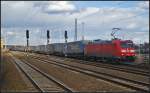 Zum Tf-Wechsel kommt DB Schenker 185 184 mit dem  LKW Walter -Zug (Rostock - Verona) am 07.04.2013 nach Berlin Schönefeld Flughafen