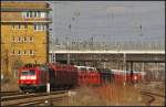 Viel Zoom war ntig um DB Schenker 185 145 mit neuen Autos am 14.04.2013 in Berlin Schnefeld Flughafen fotografieren zu knnen.