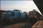 PRESS 204 010 / 203 211 mit einem Kesselzug durch den bereits in tiefem Schatten liegenden Bahnhof Berlin Schönefeld Flughafen (NVR-Nummer: 92 80 1203 211-8 D-PRESS, gesehen 10.07.2011)