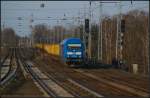 PRESS 253 015-8 / 223 052  Dietel Fenster  mit reichlich Holz am 26.03.2012 in Berlin-Karow