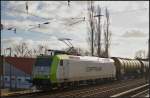 Die fr ITL fahrende 185 543-6 konnte gerade noch so vor einer S-Bahn mit einem Kesselwagenzug am 03.03.2013 in Berlin Karow im Gegenlicht fotografiert werden