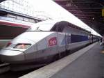 TGV 537 (Baureihe 28000) in der Lackierung  en voyage  (Paris-Est, 24.11.2006).