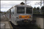 Mit leicht verbeulter Front steht der Steuerwagen ZR 15327 der SNCF aus den 1960er Jahren im Eisenbahnmuseum Cite du Train auf einem Seitengleis im Außengelände abgestellt.