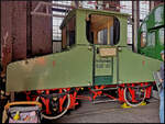 Nach ersten erfolgreichen Versuchen mit einem umgebauten Tramwagen, wurde dieser im Jahr 1899 umgebaut und erhielt einen Lokkasten aus Stahl mit einem drehbaren Träger, hinten sichtbar, für die drei Stromabnehmer auf dem Dach. Im Lokkasten  ...