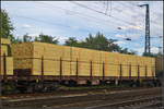 Vierachsiger Drehgestell-Flachwagen mit Rungen der Gattung Rns-z der Rail Cargo Wagon aus Österreich.