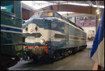 SNCF CC 65001 steht heute im Eisenbahnmuseum Cite du France in Mulhouse und kann dort bewundert werden. Das elegante Design wurde von Paul Arzens entworfen und von den Herstellern Alsthom, SAFL und SACM wurden dann bis 1958 insgesamt 20 Stück gebaut. Die Ausmusterung erfolgte 1988. Ürsprünglich als Baureihe 060 DB ausgeliefert, erfolgte 1962 die Umnummerierung in das aktuelle Schema. Die Loks taten auf nichtelektrifizierten Strecken im Schnellzug- und Güterverkehr ihren Dienst. Auch wenn die beiden Dieselmotoren zu je 680 kW ein wenig unterdimensioniert waren, konnte die Lok mit den Dampfloks bis 100 km/h mithalten. Aufgrund ihres großen Tanks hatte sie auch eine Reichweite von 1.100 km.
<br><br>
Einige Daten: Baujahre 1956 bis 1958, LüP 19.814 mm, Dienstmasse 112 t, Vmax 130 km/h, Leistung: 2x 680 kW (Motoren SACM)