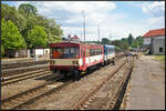 Geschoben von einer RegioMouse kommt der Beiwagen Btax 24-29 231 in den Bahnhof eingefahren, Mladá Boleslav, 22.05.2022 (CZ-ČD 50 54 24-29 231-4 Btax 780)
