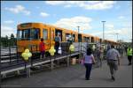 03-tag-der-offenen-tuer-britz-sued/79082/bvg-2897-war-als-sonderzug-zur BVG 2897 war als Sonderzug zur U-Bahnwerkstatt im Einsatz. Im Bw hat man fr die Gste genau an den Tren Treppen zum Aussteigen gebaut (gesehen am Tag der offenen Tr in der U-Bahnwerkstatt Britz-Sd 26.06.2010)