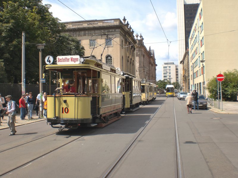 Tw 10 mit Beiwagen vor T24/B24-Zug in der Schleife Kupfergraben - 12.7.2009 Berlin