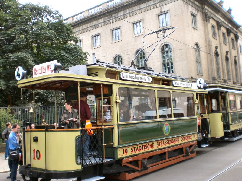 Tw 10 in der Schleife am Kupfergraben, im August 2009 leider au�er gefecht gesetzt, hier der Beiwagen noch stilecht - Berlin Juli 2009