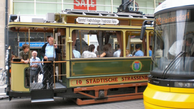 Tw 10 und Stirnfront neuer Flexity, Berlin-Alexanderplatz im Juli 2009