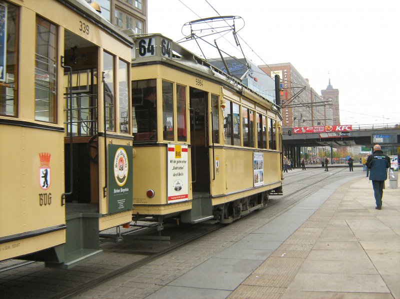 Tw 5984 mit Beiwagen kurz vor der Hst. Alexanderplatz-Diercksenstrasse, 12.10.2008