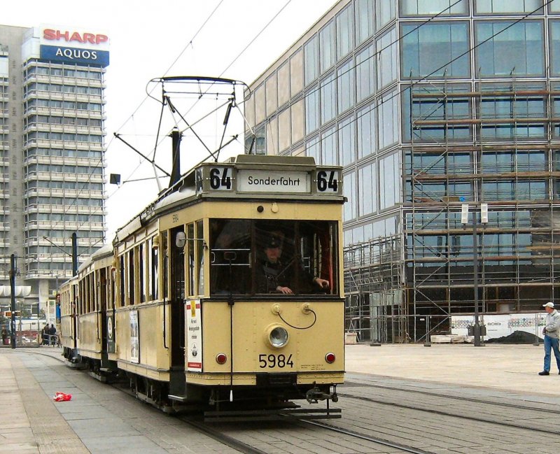 Tw 5984 mit zwei Beiwagen auf dem Alexanderplatz, 12.10.2008