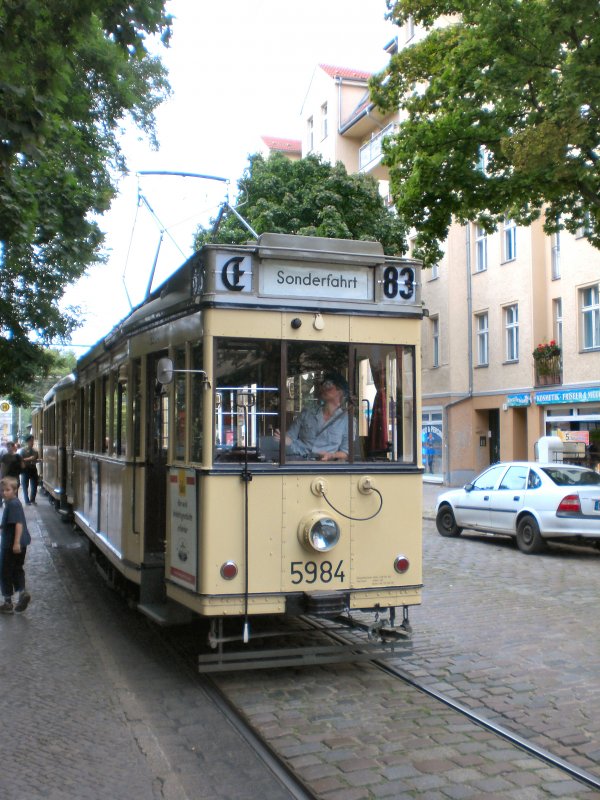 Vor der n�chsten Runde, T24-TW mit seinen beiden Beiwagen in der Schleife Hirtestrassebeim S-Bhf K�penick, 8.8.2009 Berlin