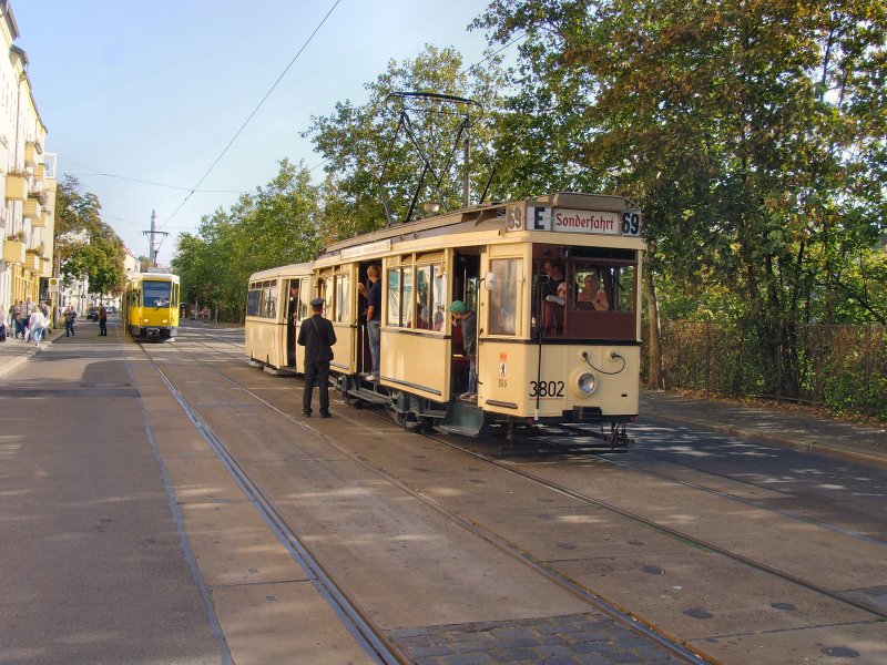 Vorn hst. tw 3802 mit Beiwagen, hinten der Linienzug mit 2* KT4D - 26.9.2009