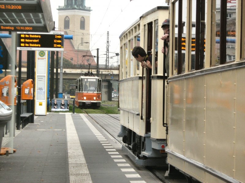 Zwei Generationen Strassenbahnen - inzwischen beide Museumsfahrzeuge, Berlin 12.10.2008